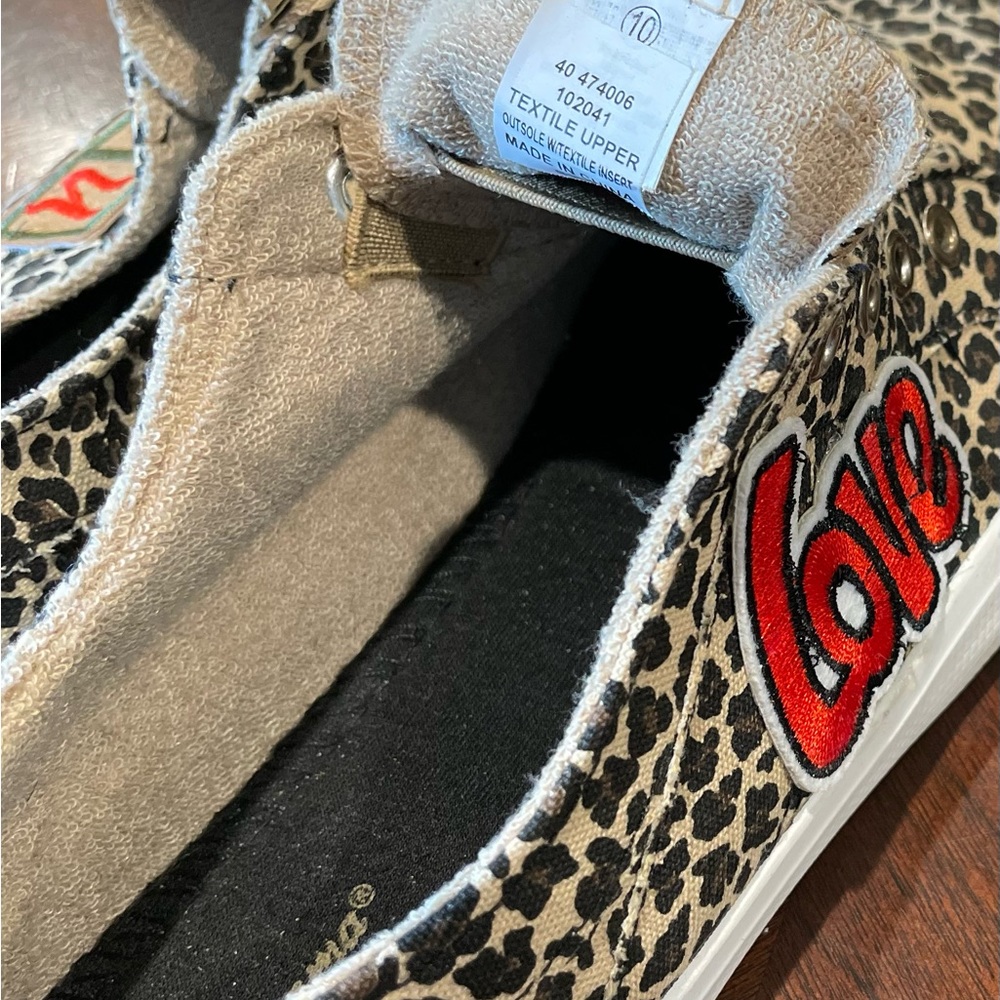 NWOT Tommy Bahama sneaks with added unique look Sz 10